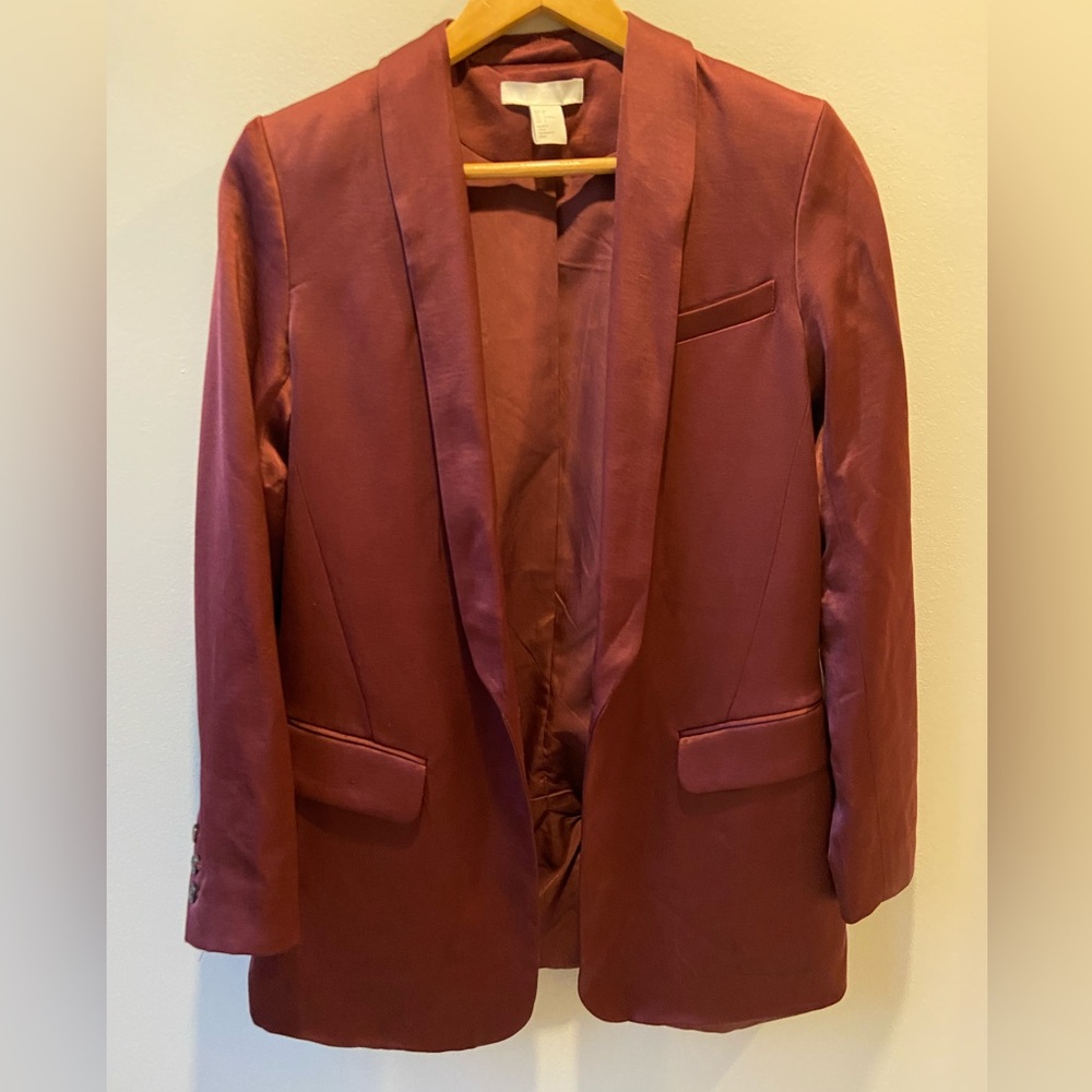 🦋 2/$20 H&M burgundy satin blazer